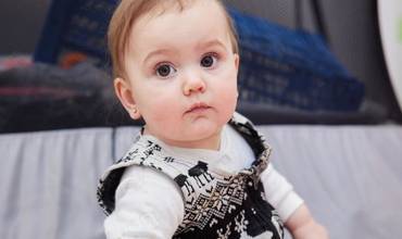 Una niña desplazada en Ucrania recibe ropa de abrigo de UNICEF. 