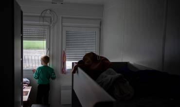 Por el intento frío, Sasha, de 8 años, apenas puede salir del módulo donde se refugia en Ucrania.