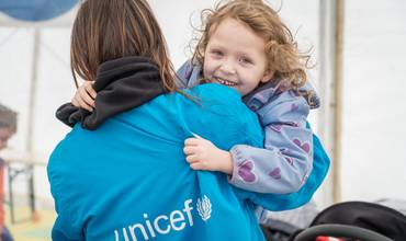 Emma, 5 años, en un Punto Azul en Rumanía.