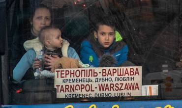 Una madre con sus niños llega a Polonia desde Ucrania.