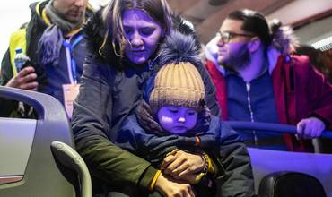 Niños y familias llegan a Polonia huyendo de la escalada del conflicto