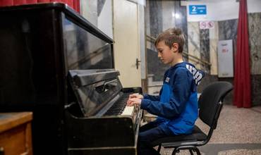 Maksym toca el piano desde el teatro donde se refugia en Ucrania.