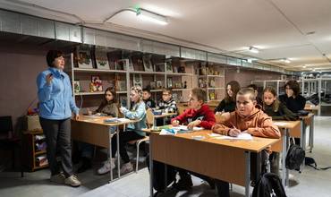 En el refugio antiaéreo que hay bajo una escuela a las afueras de Kharkiv (Ucrania), la profesora de matemáticas Tetiana se pasea por los pupitres de los niños.