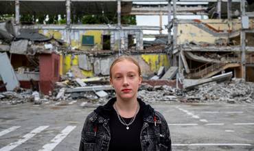 Una adolescente ucraniana en medio de los escombros provocados por los ataques