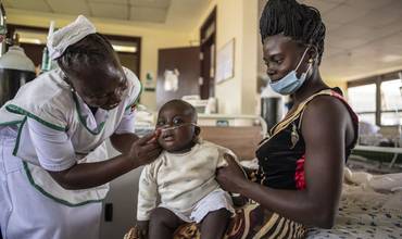 Una niña recibe oxígeno para tratar su neumonía.