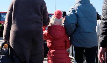 refugiados, incluidos niños y familias, llegan a la frontera de Medyka