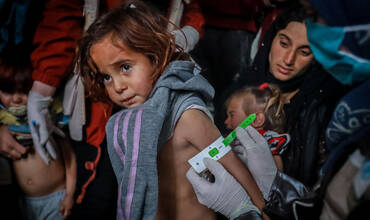 Personal sanitario examina a los niños para comprobar su nivel de desnutrición en Siria