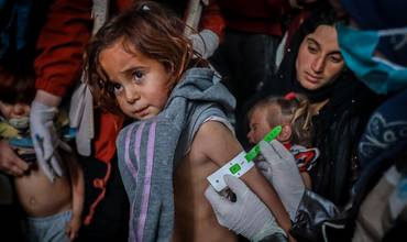 Personal sanitario examina a los niños para comprobar su nivel de desnutrición en Siria