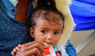 Una niña recibe alimento terapéutico contra la desnutrición en Yemen