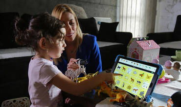 Una niña hace uso de una tablet con material educativo