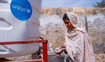 Una niña se lava las manos en una estación de lavado de manos instalada por UNICEF Pakistán