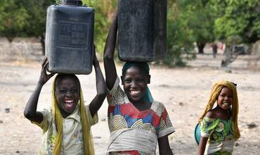 Unas niñas vuelven a casa después de recoger agua en un pozo de Mongo, en el centro de Chad.