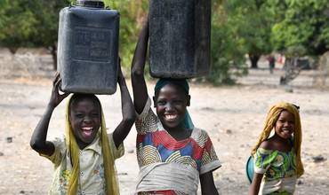 Unas niñas vuelven a casa después de recoger agua en un pozo de Mongo, en el centro de Chad.