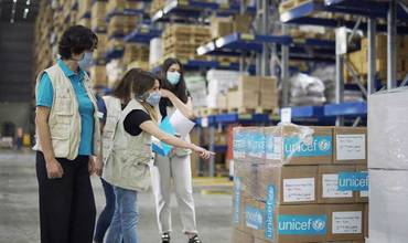 Personal trabajando en el almacén de UNICEF en Copenhague