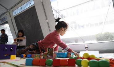 Una niña juega en uno de los espacios recreativos que UNICEF ha levantado para los niños y niñas desplazados