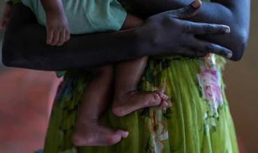 Una madre sostiene a su bebé en Etiopía