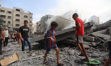 Niños palestinos caminan entre las ruinas provocadas por el conflicto en Palestina