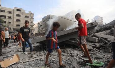 Niños palestinos caminan entre las ruinas provocadas por el conflicto en Palestina