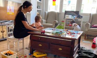 Una madre juega con su hija