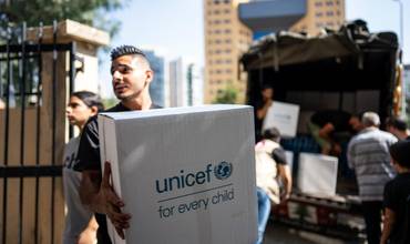 Trabajadores humanitarios entregan suministros de emergencia en Líbano