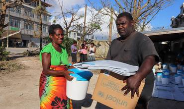 El 5 de marzo, UNICEF y la Cruz Roja de Vanuatu entregaron el primer lote de suministros humanitarios a 450 personas en el centro de evacuación de Wan Smolbag, en la provincia de Shefa.