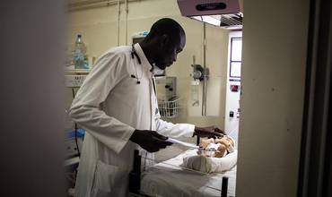 Un médico con un bebé en un hospital de Senegal