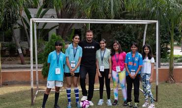 David Beckham junto a niñas participantes en uno de los programas de UNICEF en India