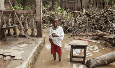 Un niño en su casa inundada de Madagascar