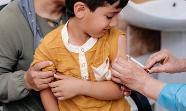 Un niño recibe sus vacunas rutinarias en Tayikistán