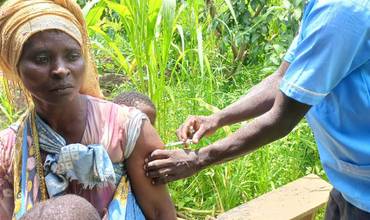 Una mujer recibe la segunda dosis de la vacuna Covid-19 en Machinga, zona de Nkwepere.