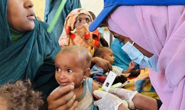 Los niños se someten a un examen de nutrición en una clínica móvil de UNICEF y el Fondo de ayuda para pacientes (PHF) en la localidad de Silkiy, un área de difícil acceso en el estado de Kassala.