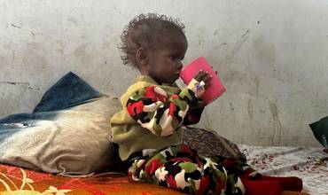 Shimba, de 3 años, bebe leche terapéutica en el hospital pediátrico de Port Sudan, donde lleva ingresado 20 días.