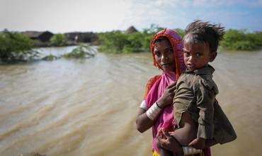 Una madre y su hijo afectados por las inundaciones en Pakistán
