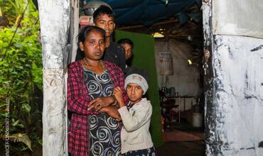 Una familia en la puerta de su hogar en Watawala, Sri Lanka