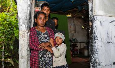 Una familia en la puerta de su hogar en Watawala, Sri Lanka