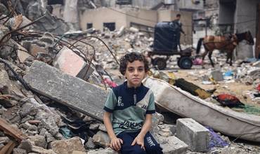 Un niño palestino entre los escombros como consecuencia de la guerra en Palestina