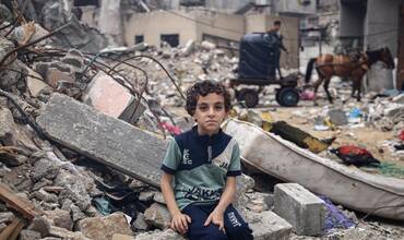 Un niño palestino entre los escombros como consecuencia de la guerra en Palestina