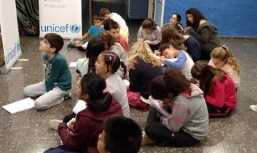 Un grupo de niños y niñas realizando actividades sobre Derechos de Infancia