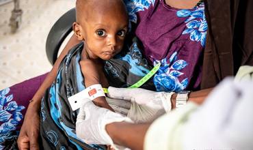 Medición de la circunferencia del brazo de un niño somalí