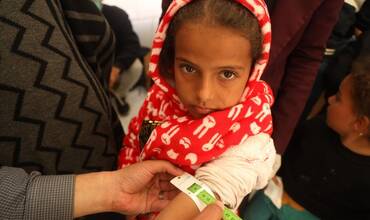 Personal apoyado por UNICEF mide el diámetro de la circunferencia del brazo de una niña de Gaza para determinar si sufre desnutrición