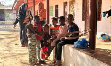 Niños y niñas que han huido de Wad Madani, en el estado de Al Jazirah, tras los recientes enfrentamientos.