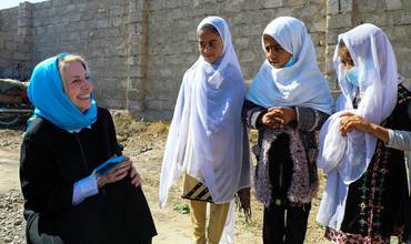 Catherine Russel durante una visita a una escuela de Afganistán