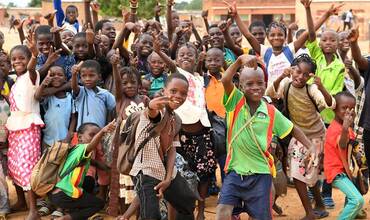 Un grupo de niños y niñas jugando en Burkina Faso