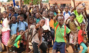 Un grupo de niños y niñas jugando en Burkina Faso