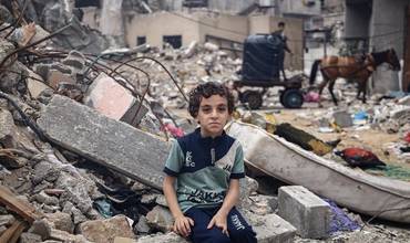 Un niño entre las ruinas de la guerra en Gaza
