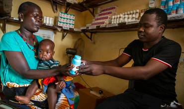 Personal sanitario entrega tratamiento antirretroviral a una madre