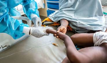 Trabajadores sanitarios atendiendo a un niño en Nigeria