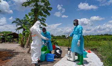 Un equipo de saneamiento apoyado por UNICEF descontamina una casa en Mbandaka, República Democrática del Congo, donde se quedó un caso de contacto de ébola.
