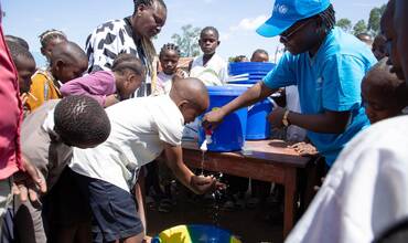 Trabajadores de UNICEF poniendo a disposición de los niños y niñas agua segura en RDC