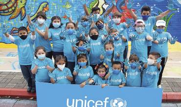 Un grupo de estudiantes con camisetas azules